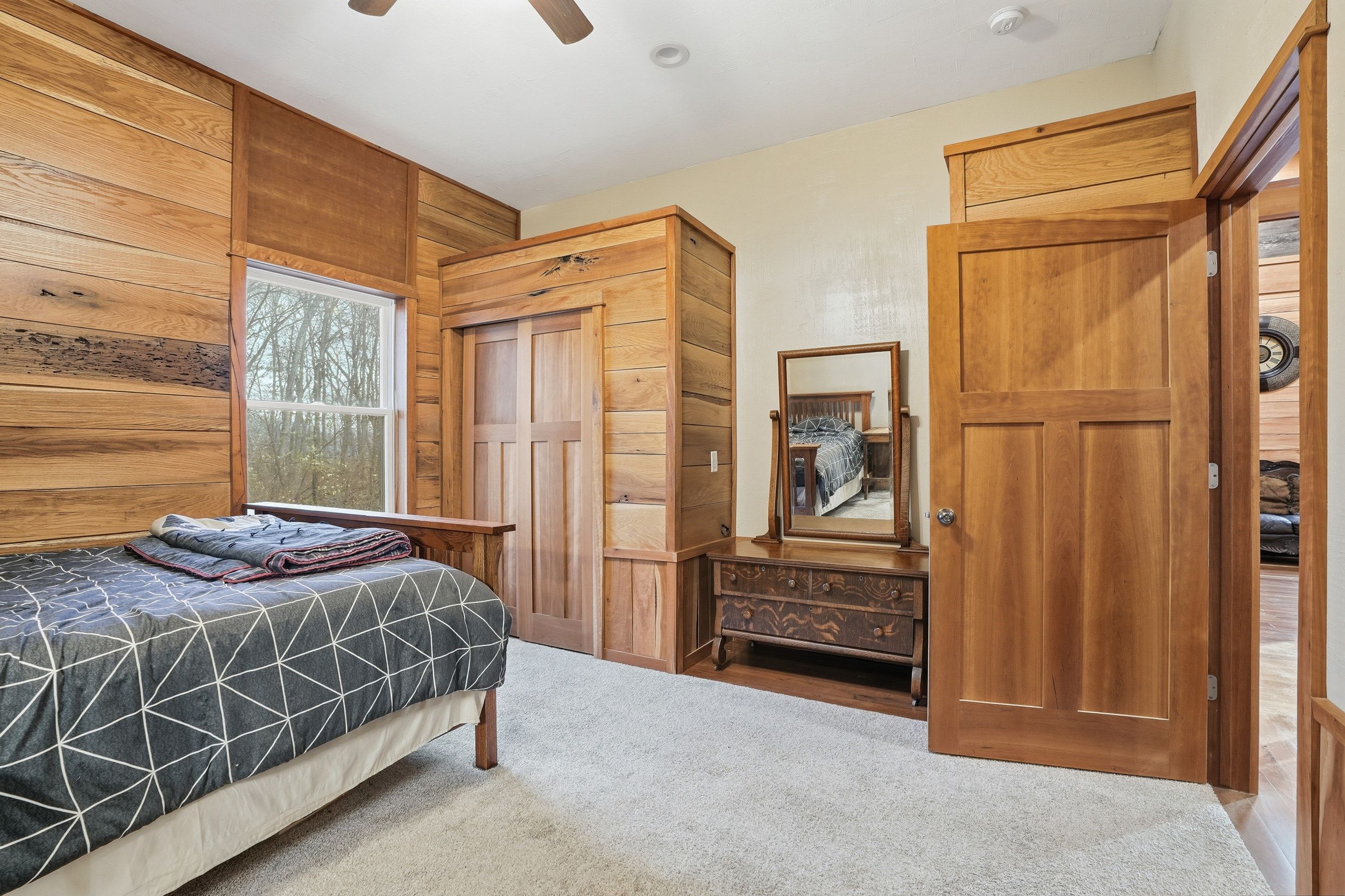 Listing Photo: 3300 Underwood Ave 0030-